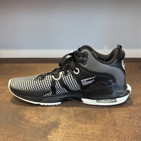 Nike LeBron Basketball Shoes - Picture 11 of 12